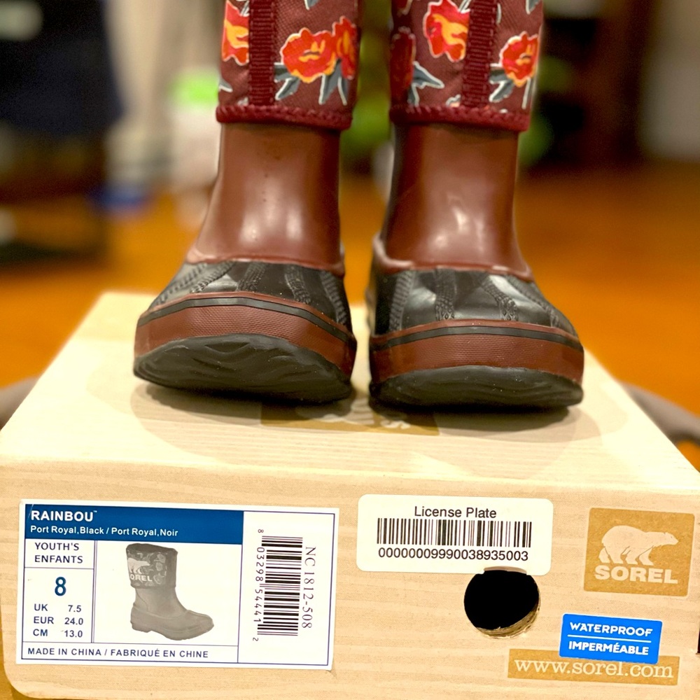 Sorel kids waterproof winter boots in size 8
